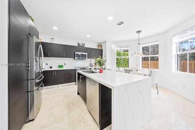 6933 NW 104th Ct, Doral, FL 33178