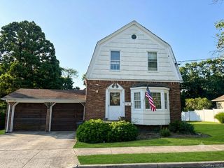 32 Aldred Avenue, Rockville Centre, NY 11570