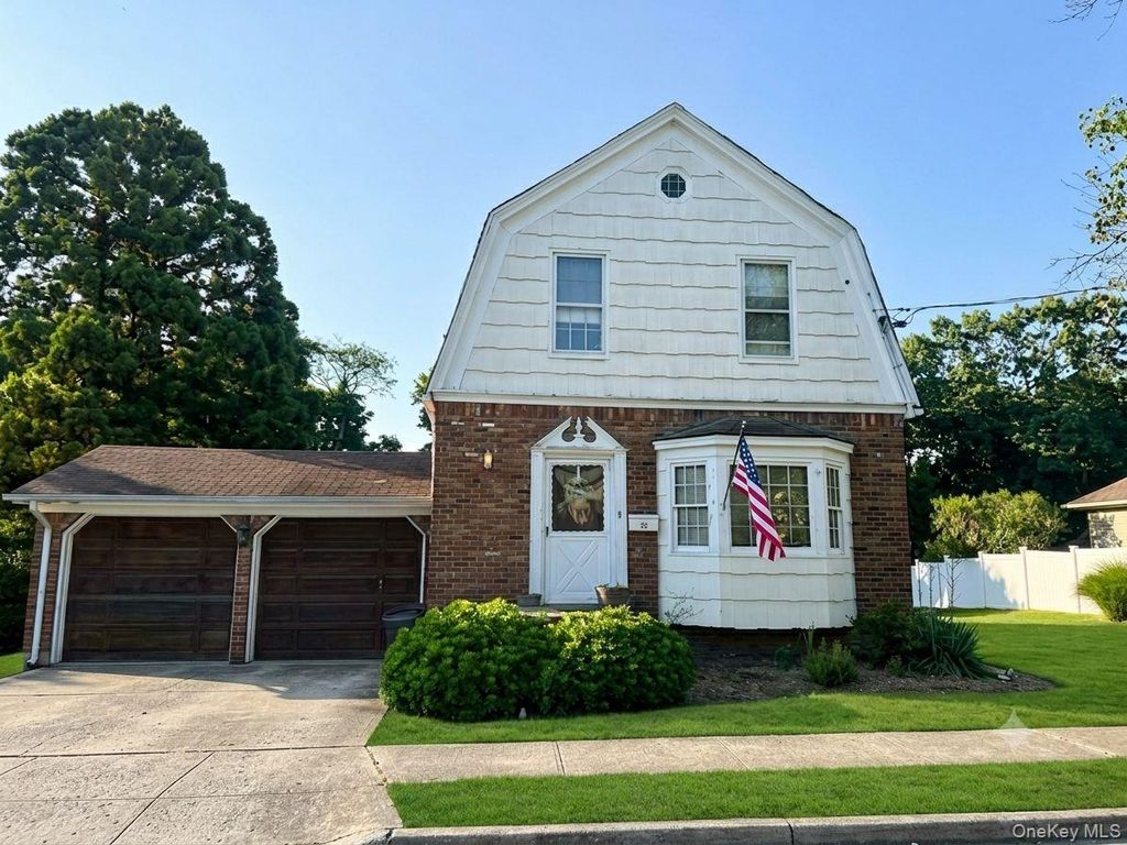 32 Aldred Avenue, Rockville Centre, NY 11570