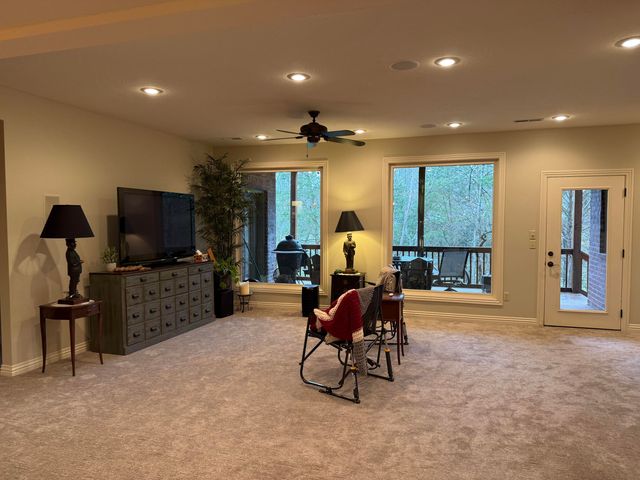 5341 S Woodfield Avenue, Springfield, MO 65810