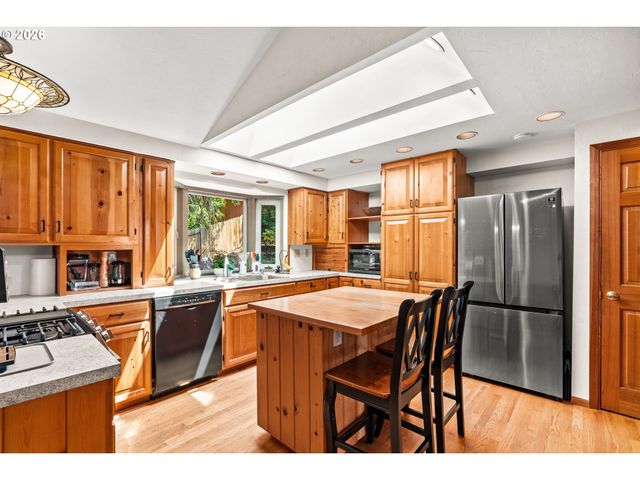 537 S 71ST St, Springfield, OR 97478