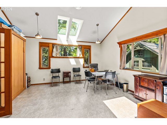 537 S 71ST St, Springfield, OR 97478