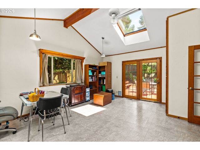 537 S 71ST St, Springfield, OR 97478