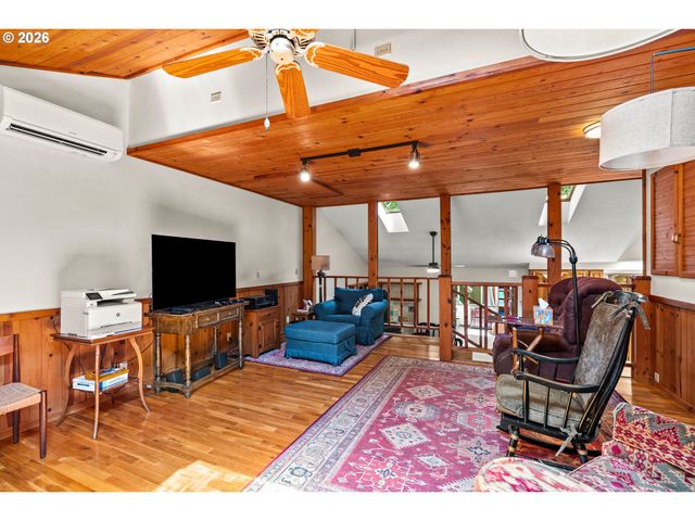 537 S 71ST St, Springfield, OR 97478