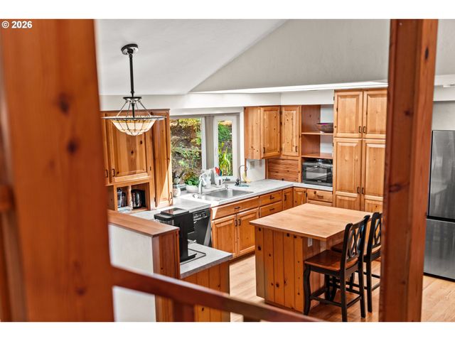 537 S 71ST St, Springfield, OR 97478