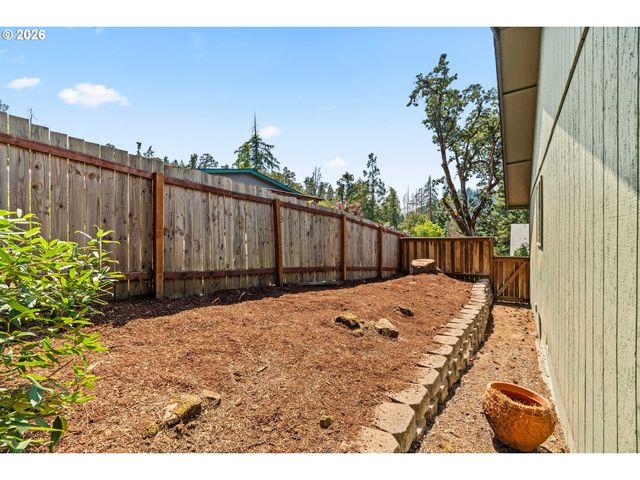 537 S 71ST St, Springfield, OR 97478