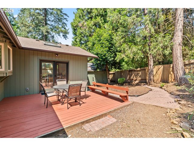537 S 71ST St, Springfield, OR 97478