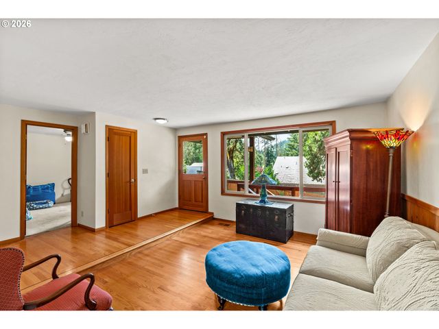 537 S 71ST St, Springfield, OR 97478