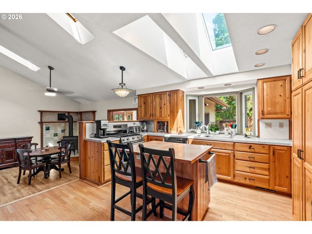 537 S 71ST St, Springfield, OR 97478