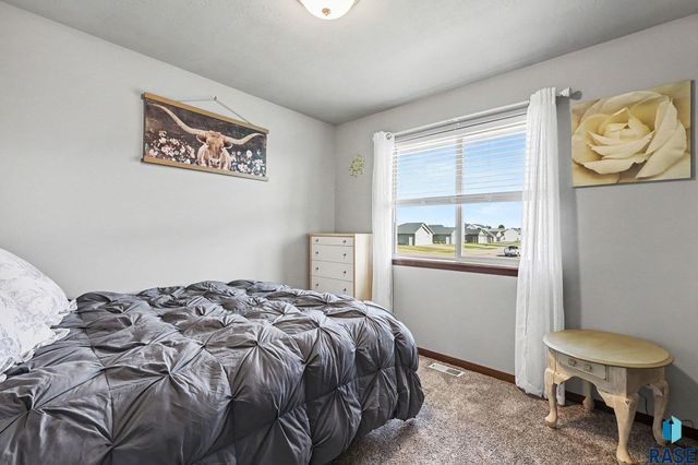 6800 E Smyrna Cir Circle, Sioux Falls, SD 57110