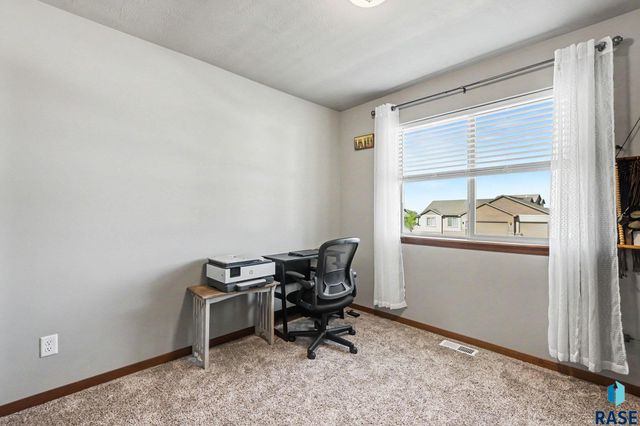 6800 E Smyrna Cir Circle, Sioux Falls, SD 57110