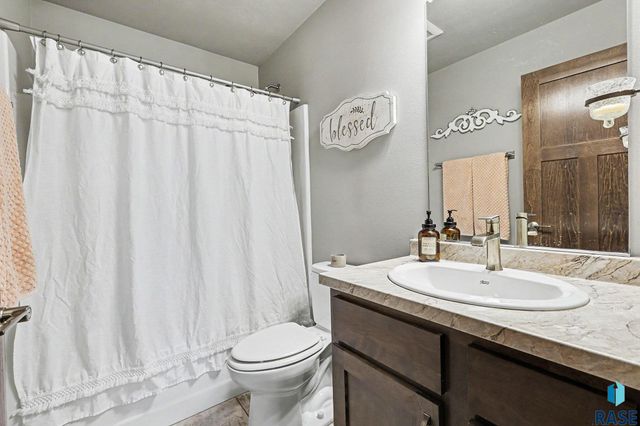 6800 E Smyrna Cir Circle, Sioux Falls, SD 57110