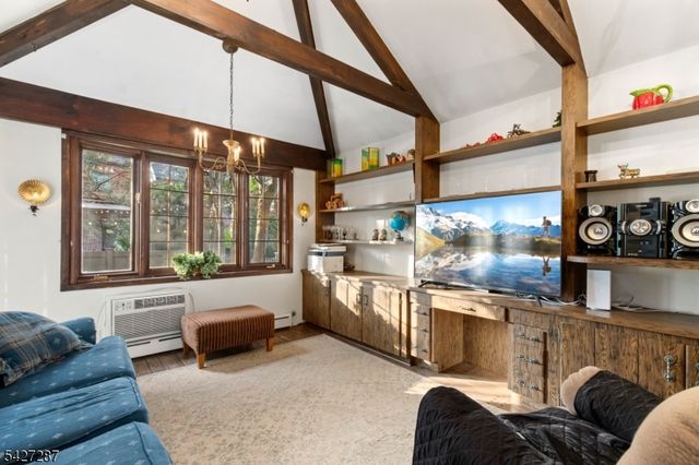 16 Summit Rd, Clifton City, NJ 07012