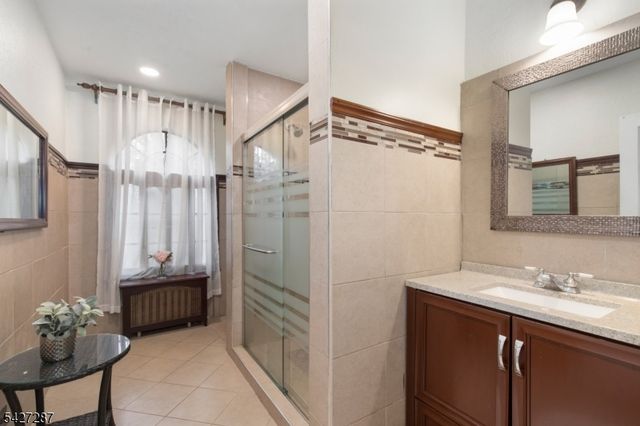 16 Summit Rd, Clifton City, NJ 07012