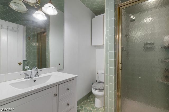 16 Summit Rd, Clifton City, NJ 07012