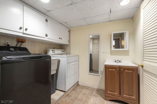 16 Summit Rd, Clifton City, NJ 07012