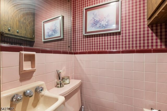 16 Summit Rd, Clifton City, NJ 07012