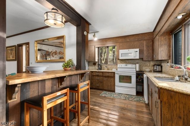 16 Summit Rd, Clifton City, NJ 07012