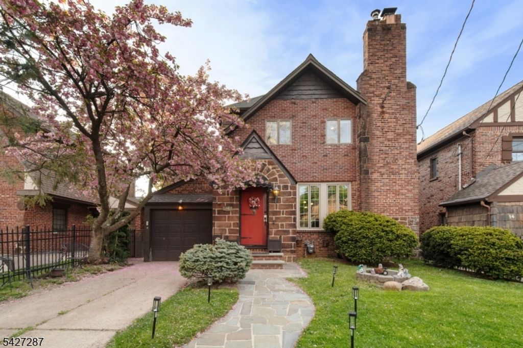 16 Summit Rd, Clifton City, NJ 07012