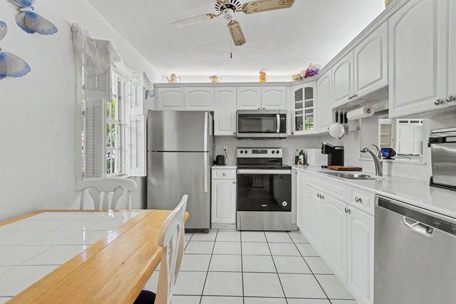 414 SE 10th Street 102, Dania Beach, FL 33004