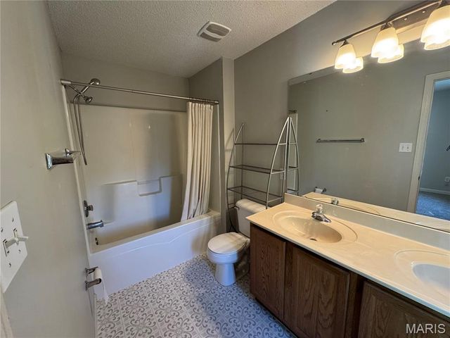 3245 Domain Street, St Charles, MO 63301