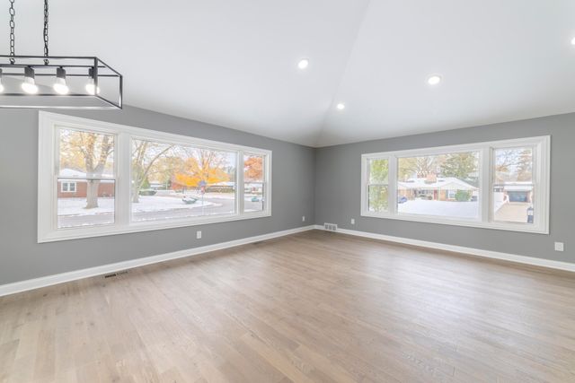 8205 Parkview Avenue, Munster, IN 46321