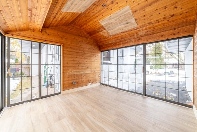 8205 Parkview Avenue, Munster, IN 46321