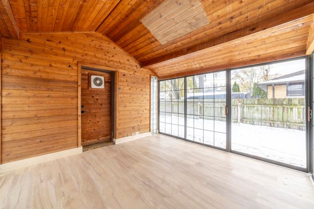 8205 Parkview Avenue, Munster, IN 46321