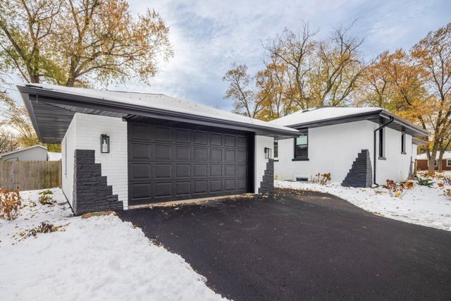 8205 Parkview Avenue, Munster, IN 46321