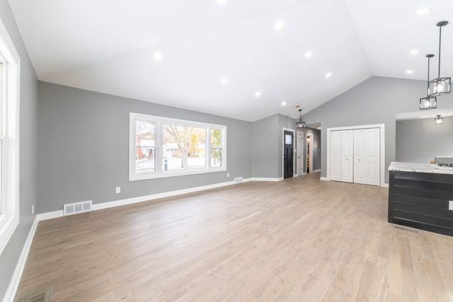 8205 Parkview Avenue, Munster, IN 46321