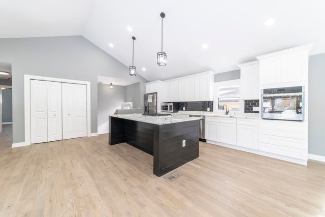 8205 Parkview Avenue, Munster, IN 46321