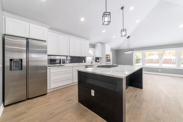 8205 Parkview Avenue, Munster, IN 46321