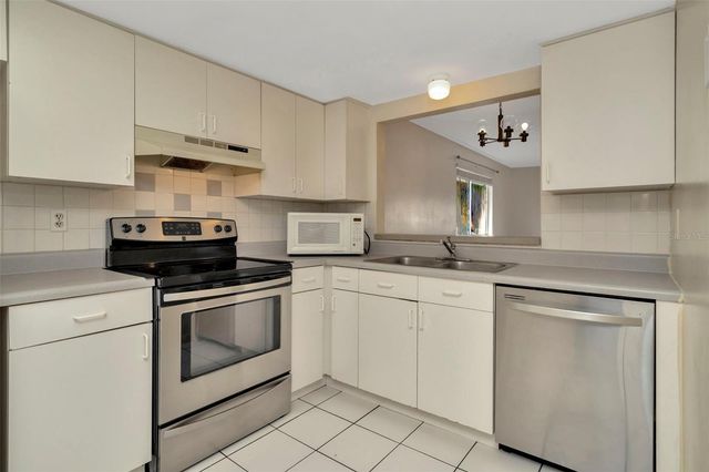 6320 NEWTOWN CIRCLE 20B1, Tampa, FL 33615