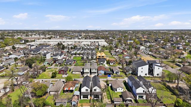 208 B E 31st Street Street, Houston, TX 77018