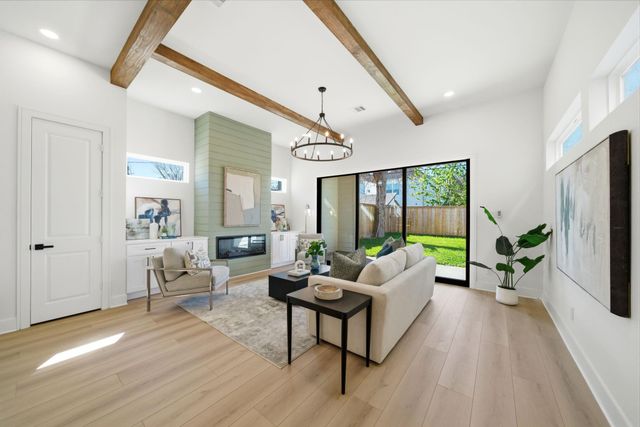 208 B E 31st Street Street, Houston, TX 77018