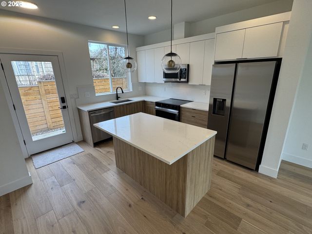 2134 Se BROOKLYN St, Portland, OR 97202