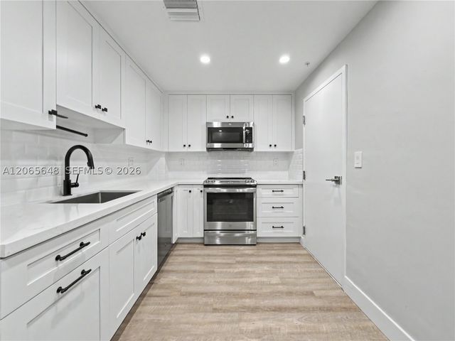 90 Edgewater Dr 818, Coral Gables, FL 33133