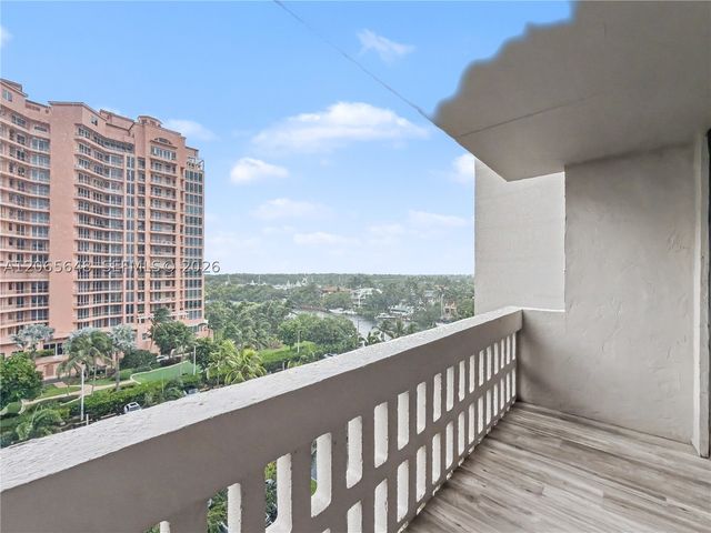 90 Edgewater Dr 818, Coral Gables, FL 33133