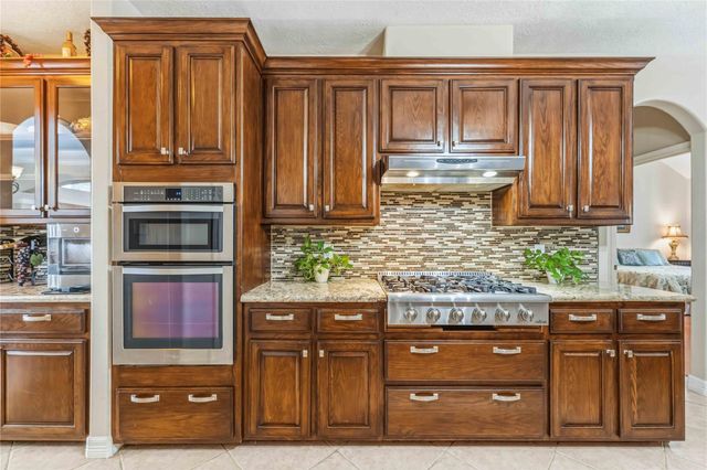 2914 Wilshire Lane, Baytown, TX 77521