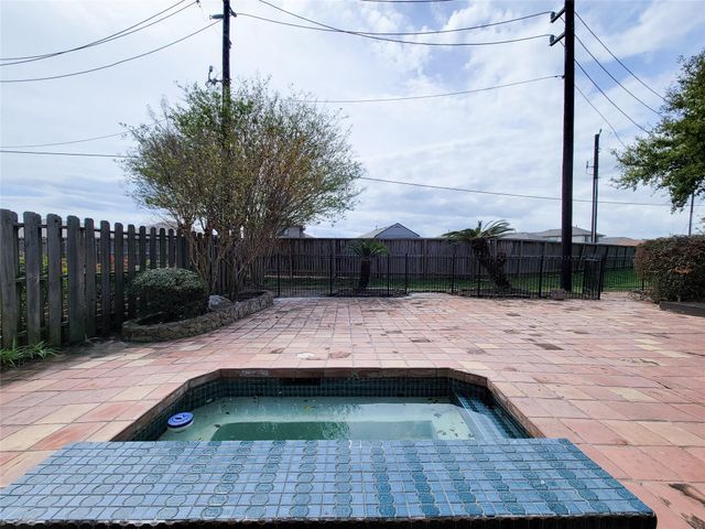 4717 Country Club View, Baytown, TX 77521