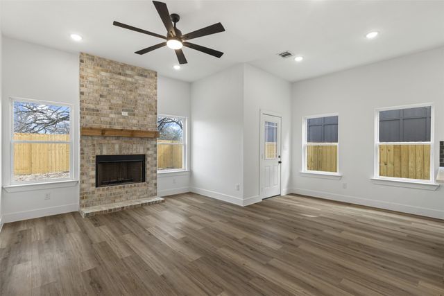 202 Meadow Lake Drive, Gun Barrel City, TX 75156