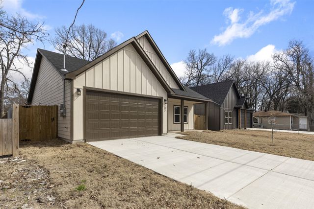 202 Meadow Lake Drive, Gun Barrel City, TX 75156
