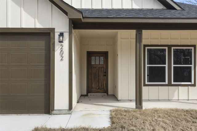 202 Meadow Lake Drive, Gun Barrel City, TX 75156