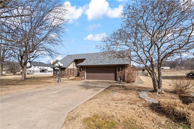 21636 Seminole Court, Siloam Springs, AR 72761