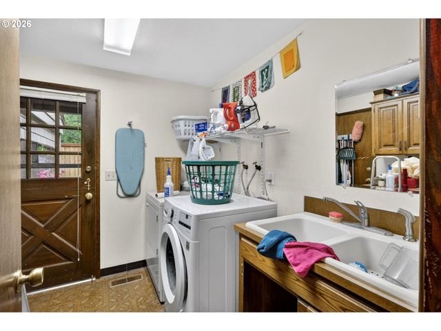 4654 Sw FLOWER Pl, Portland, OR 97221