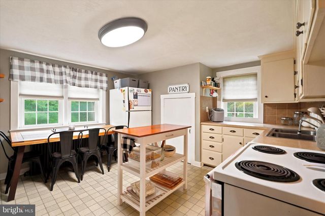 1933 DETWILER RD, Harleysville, PA 19438