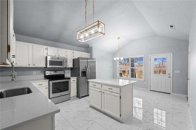 2400 SW Choctaw Street, Bentonville, AR 72712