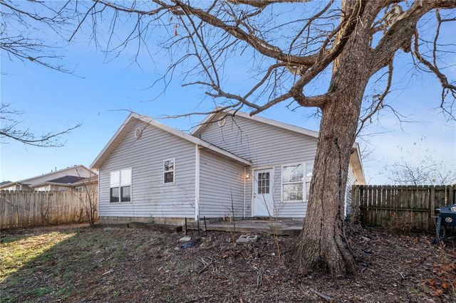 2400 SW Choctaw Street, Bentonville, AR 72712