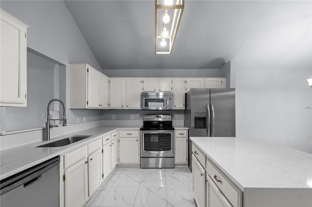 2400 SW Choctaw Street, Bentonville, AR 72712