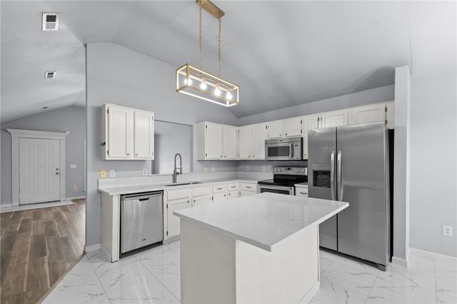 2400 SW Choctaw Street, Bentonville, AR 72712